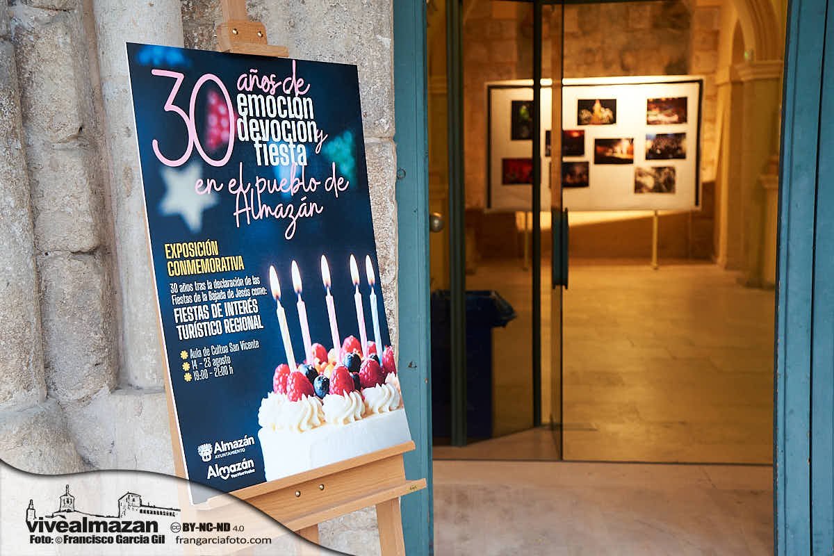 Exposición de fotografías y objetos en una antigua iglesia