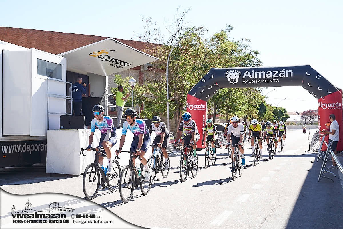 grupo de ciclistas iniciando una carrera