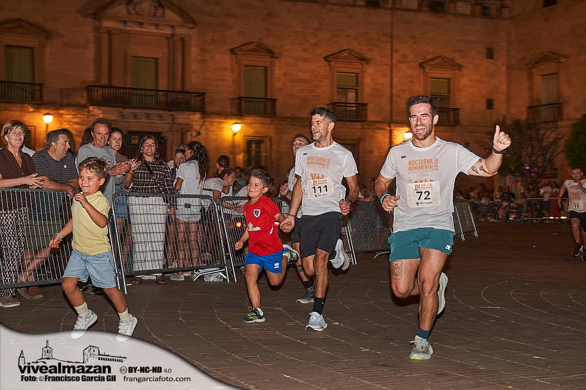 Grupo de personas de todas las edades corriendo una carrera