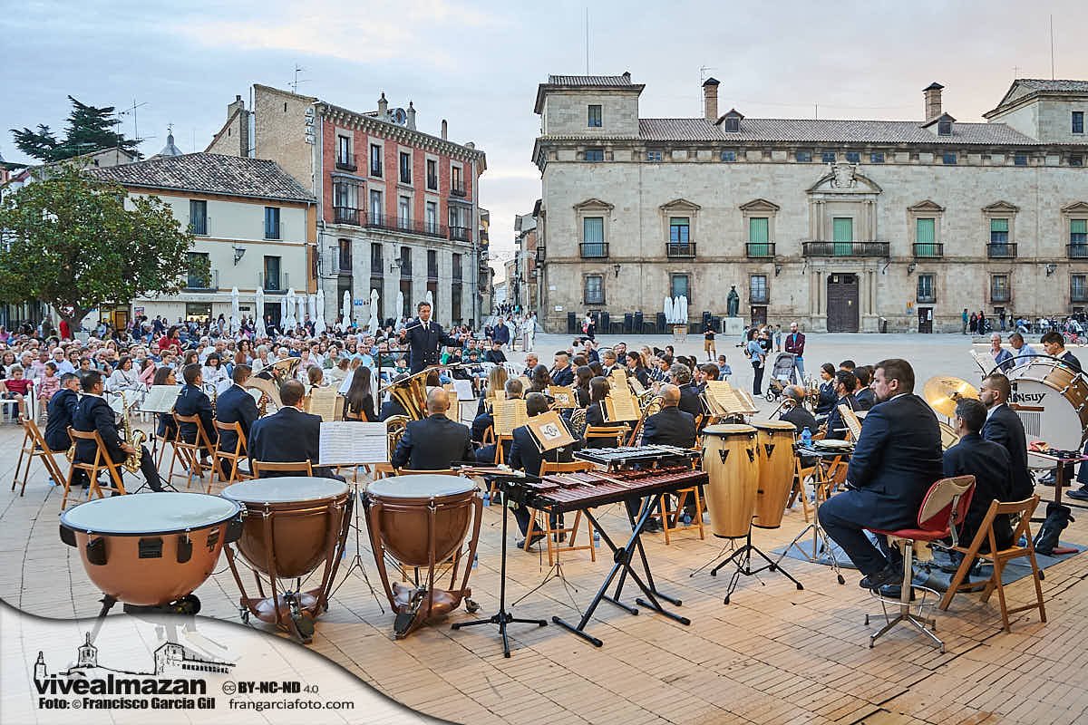 Banda de Música de Almazán tocando en la Plaza Mayor