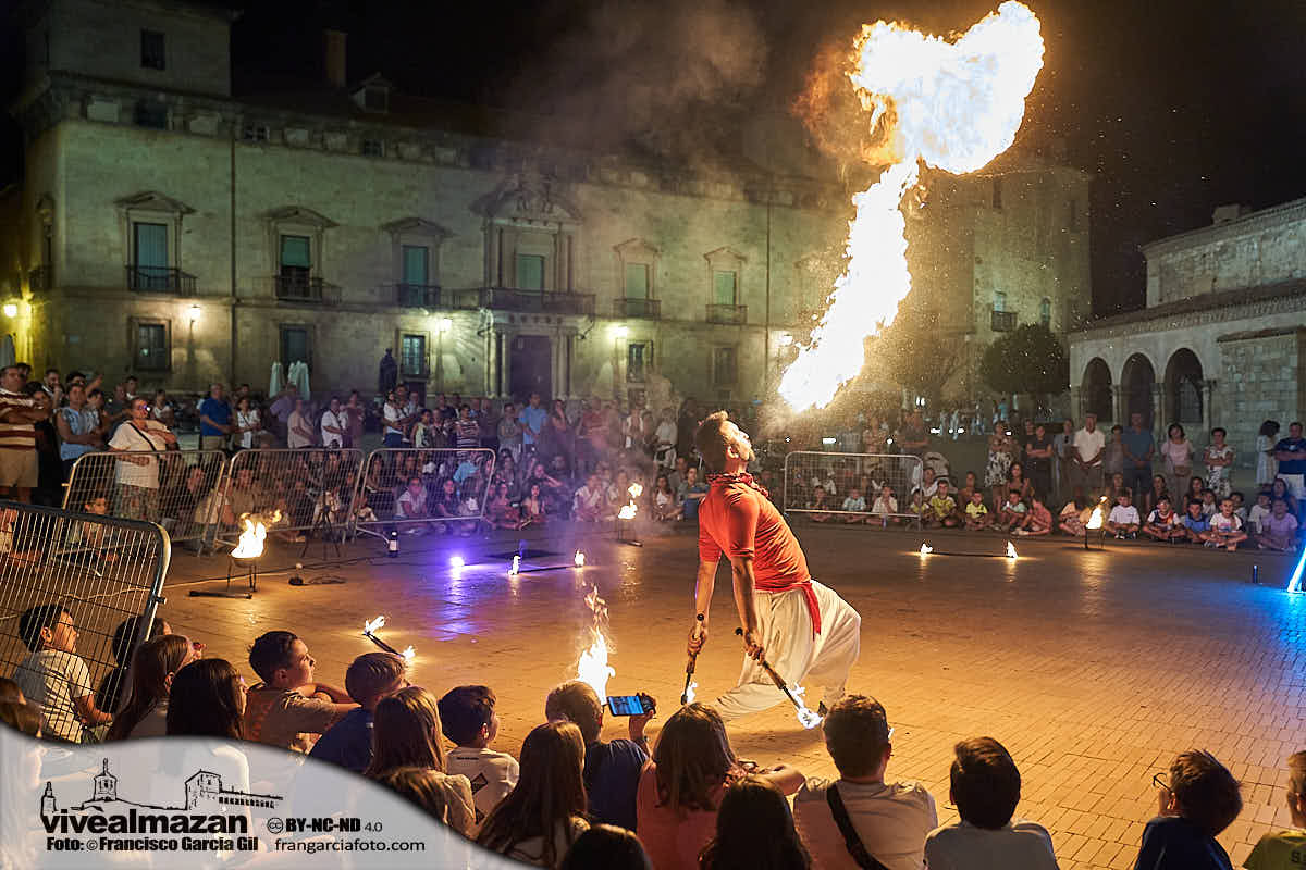 Espectáculo de Fuego en una plaza repleta de espectadores