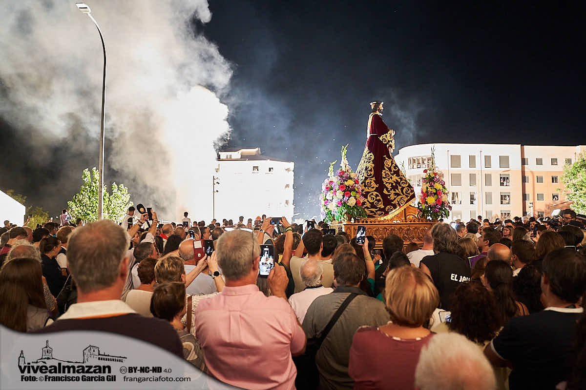 Personas participando en diferentes actividades festivas