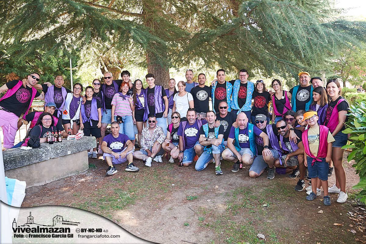 Gente participando en diversas actividades de fiestas populares