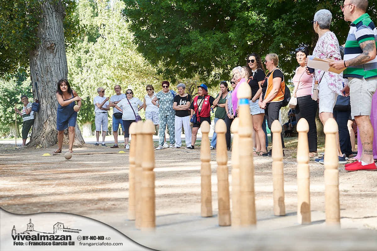 Personas participando en diferentes actividades festivas