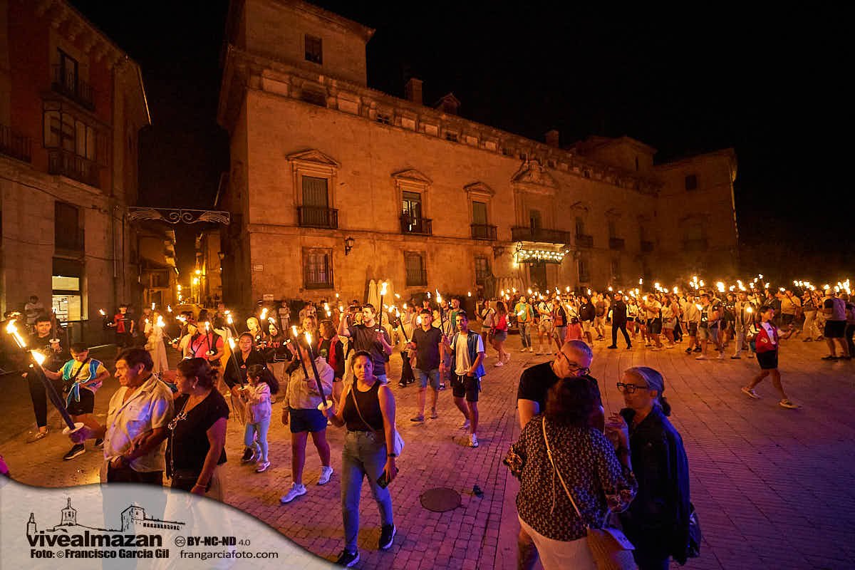 Personas participando en diferentes actividades festivas