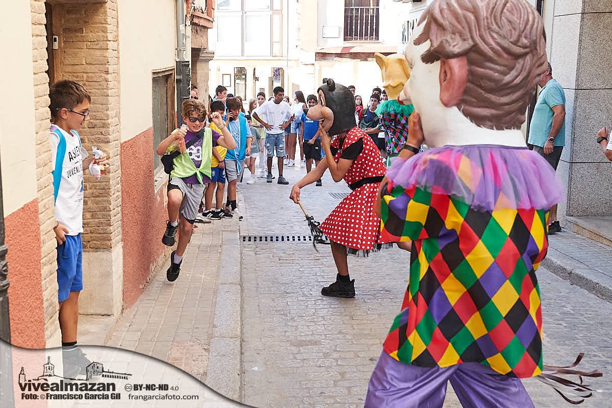 Gente celebrando diferentes actividades de fiesta