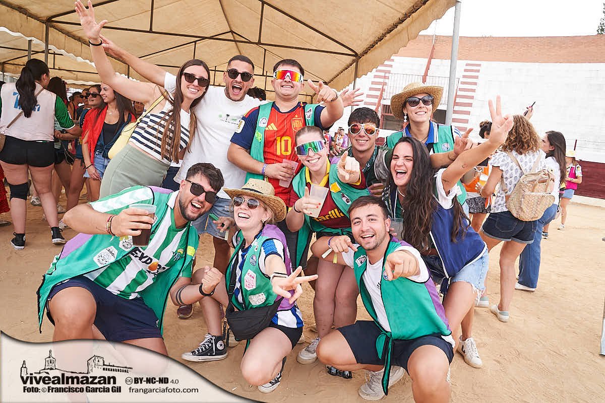 personas celebrando diferentes actividades en fiestas