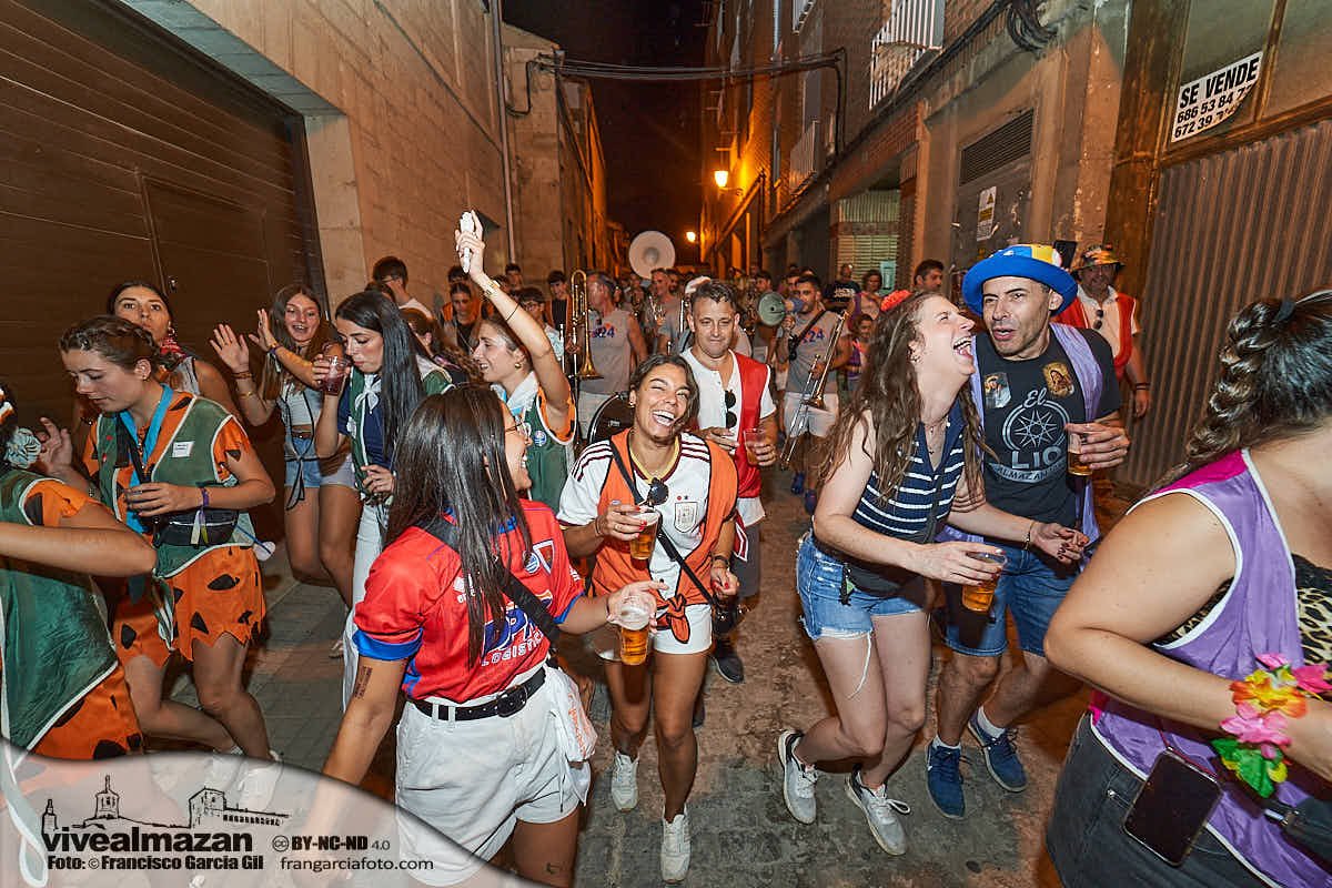 personas celebrando diferentes actividades en fiestas