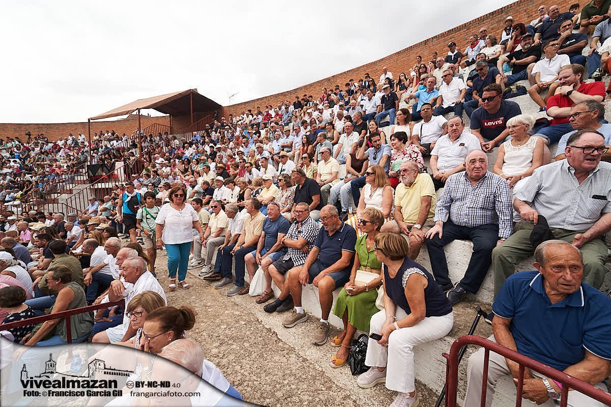 Personas participando en diferentes actividades festivas